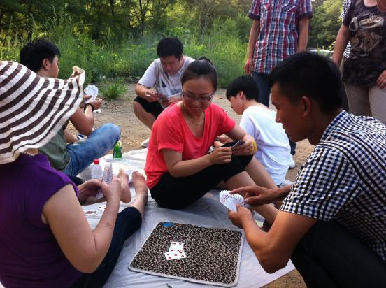 公司組織一年一度的野外燒烤活動，并現場舉辦斗地主大賽